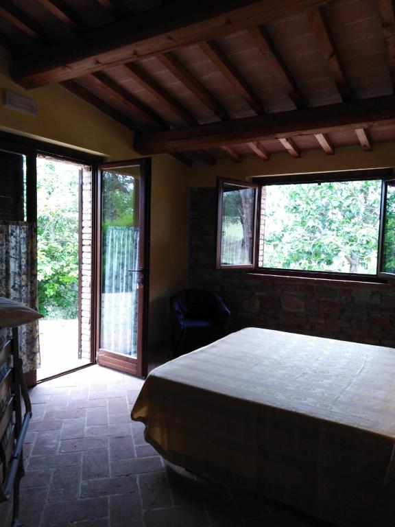 Łóżko lub łóżka w pokoju w obiekcie Agritur Villa Osvaldo Castiglione del Lago Perugia Colazione Piscina acqua salata