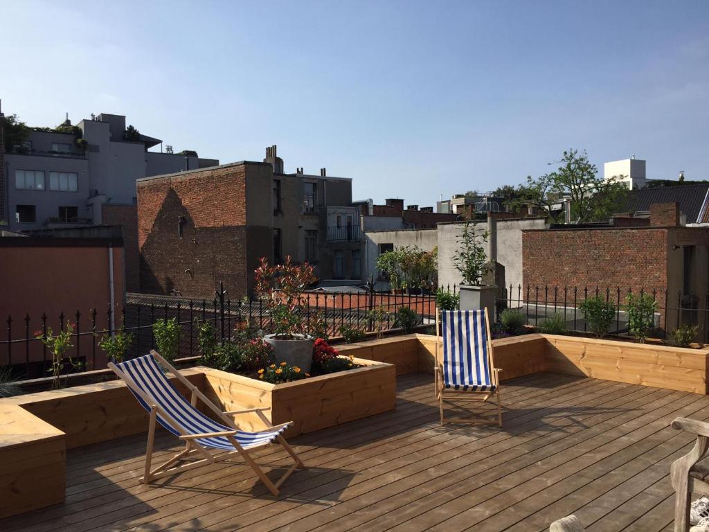 2 sedie su una terrazza con vista sulla città di Kloosterloft ad Anversa