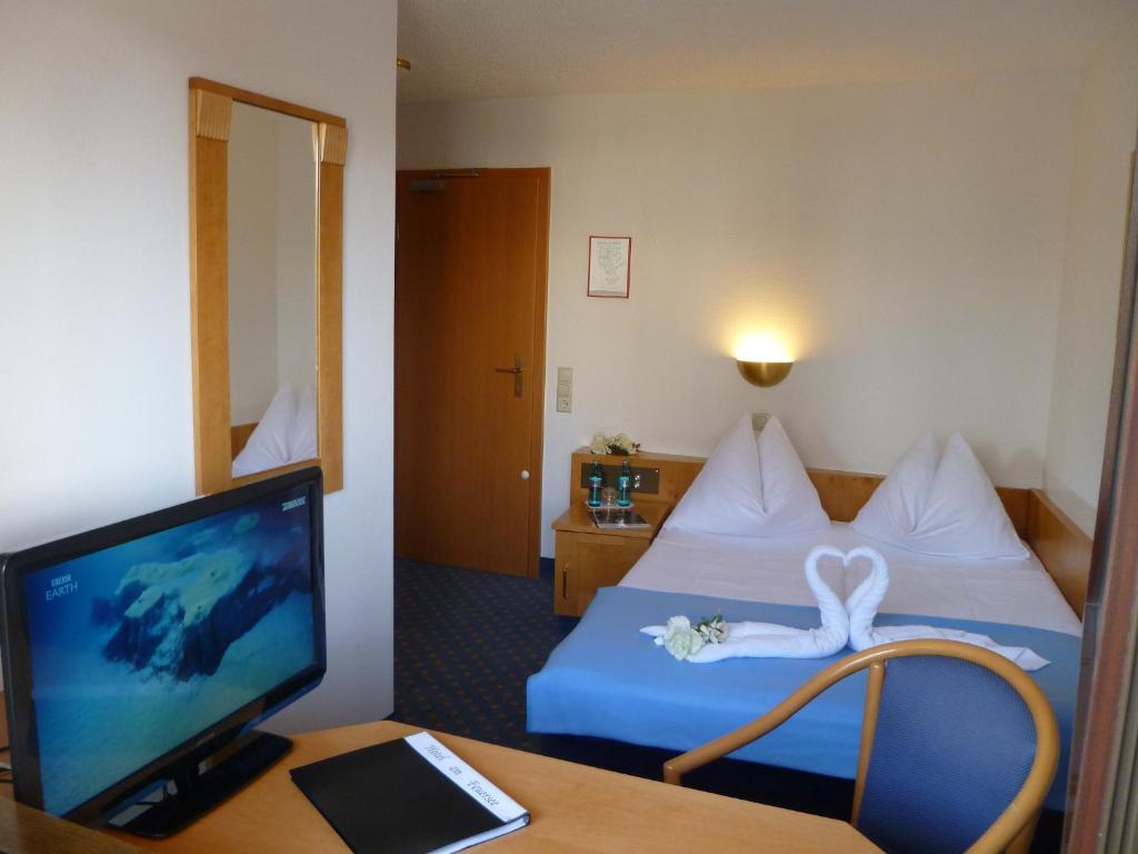 TV a/nebo společenská místnost v ubytování Hotel am Feuersee
