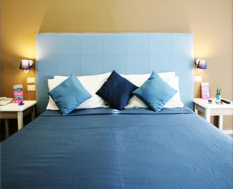 En eller flere senger på et rom på Hotel Magenta