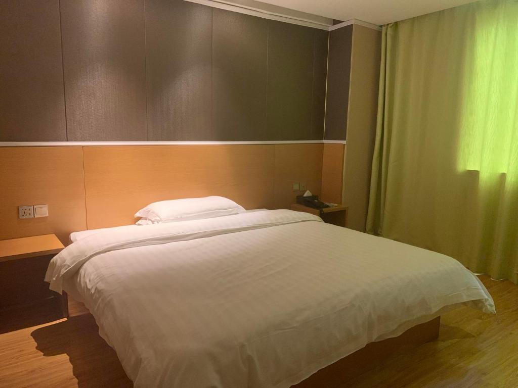 Postel nebo postele na pokoji v ubytování 7Days Inn Yunfu Luoding Central