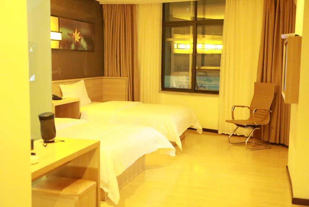 a hotel room with a bed and a window at 7Days Inn Dao County Xiaoshui Middle Road No.2 Middle School Branch in Daojiang