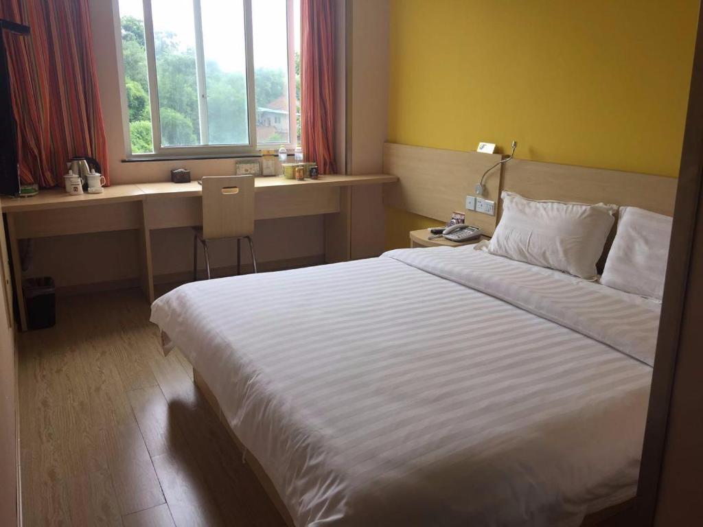 Postel nebo postele na pokoji v ubytování 7Days Inn Ziyang Lezhi Yingbin Avenue Branch