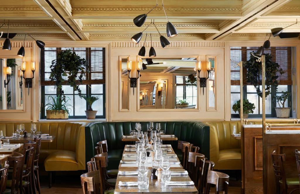 Um restaurante ou outro lugar para comer em The Marlton Hotel