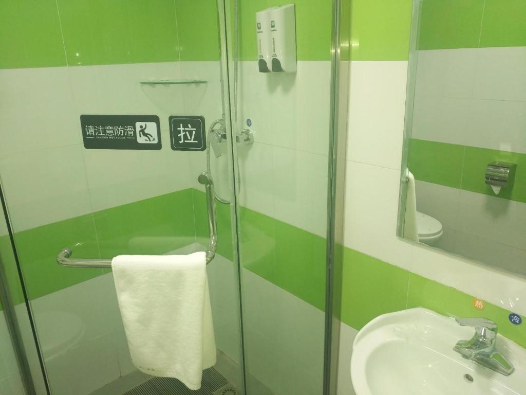 uma casa de banho com um chuveiro e um lavatório. em 7Days Inn Changzhi Qinxian Branch em Qinxian