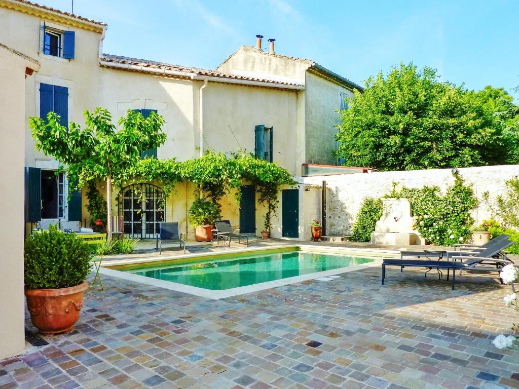 a house with a swimming pool in a yard at Maison de charme à Mollégès avec piscine privée in Mollégès
