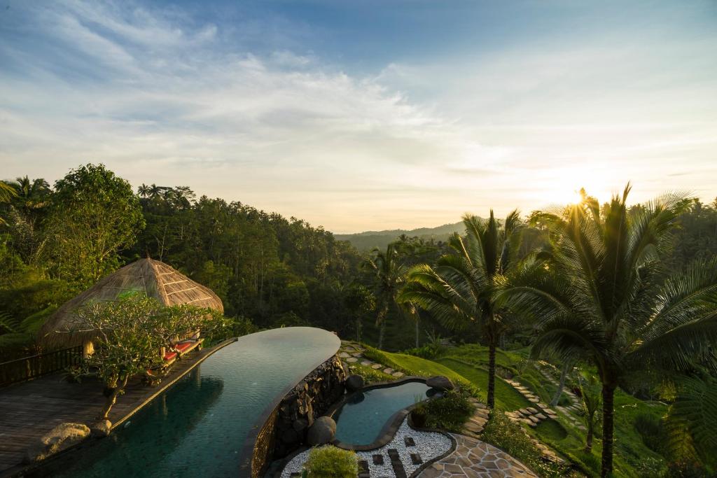 uma vista aérea de um resort com uma piscina em Adiwana Dara Ayu Villas em Payangan