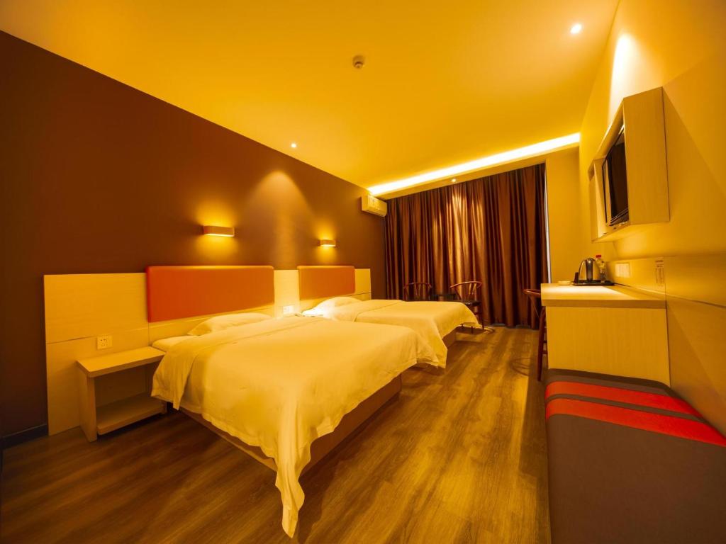 Кровать или кровати в номере 7Days Inn Shenyang Railway Station Taiyuan Street Branch