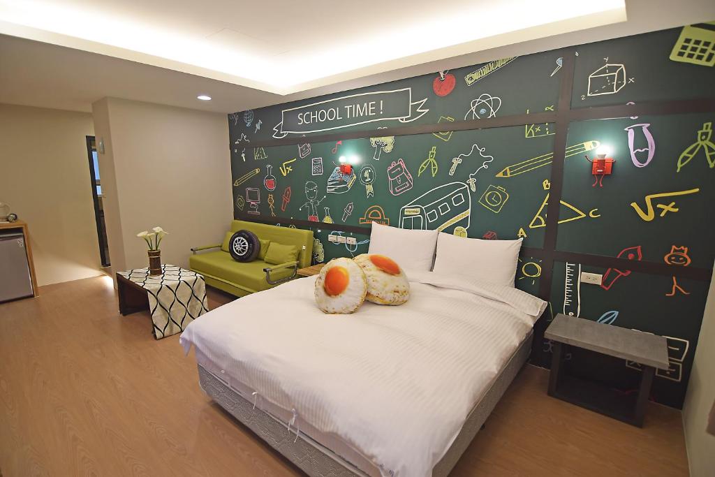 a bedroom with a bed with two stuffed animals on it at No. 21 Jiaoxi Hot Spring Homestay in Jiaoxi