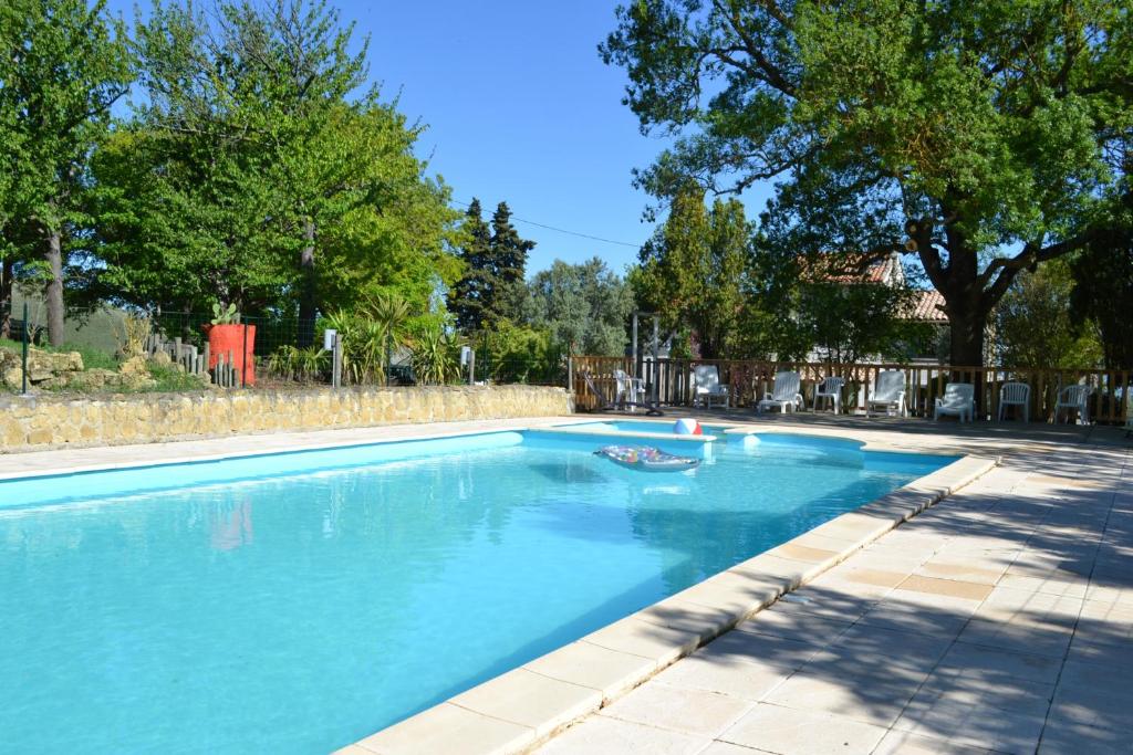 Bazén v ubytování Villa spacieuse à Laurac avec piscine partagée 160 m² nebo v jeho okolí