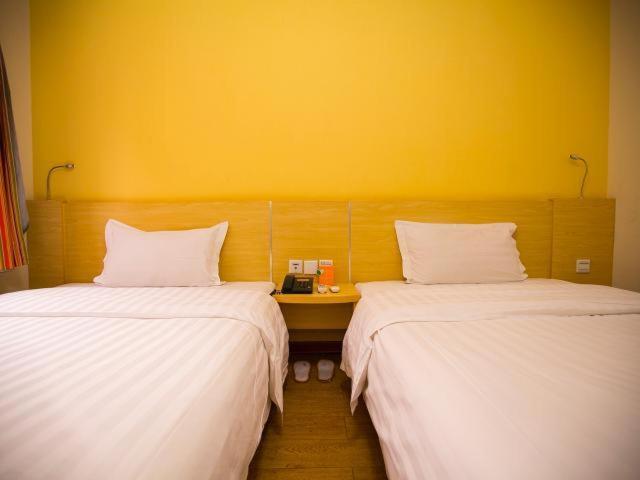 Een bed of bedden in een kamer bij 7Days Inn Nanchang Ru Zi Road