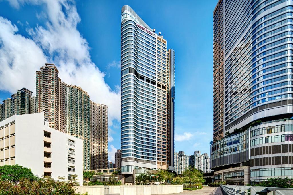 un grupo de edificios altos en una ciudad en Crowne Plaza Hong Kong Kowloon East, an IHG Hotel, en Hong Kong