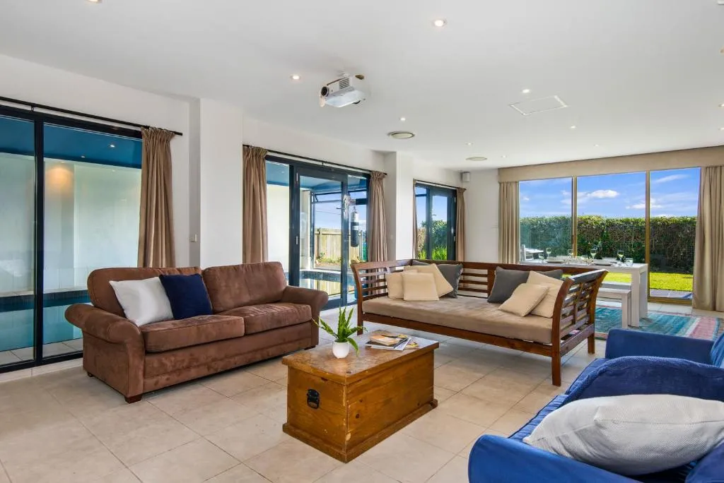Bungan Beach House - heated indoor pool, Cwmbran, Australia