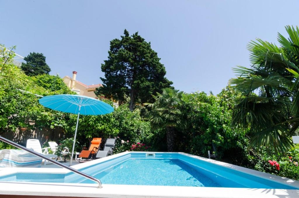 Bazén v ubytování 4 bedrooms villa at Mlini 50 m away from the beach with sea view private pool and jacuzzi nebo v jeho okolí