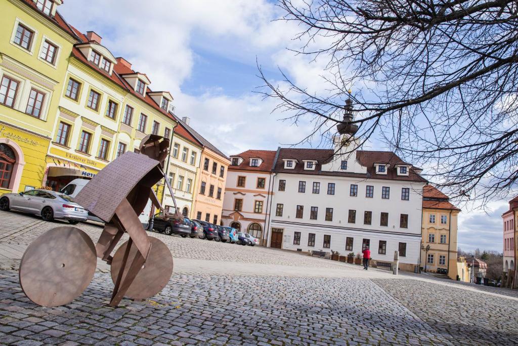 une statue d'une personne assise dans une rue dans l'établissement Penzion Amátka, à Hradec Králové