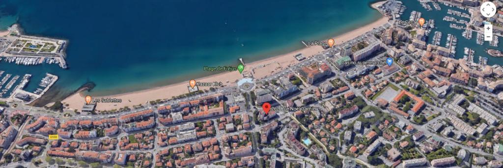 eine Karte einer Stadt mit Strand und Gebäuden in der Unterkunft Fréjus plage in Fréjus