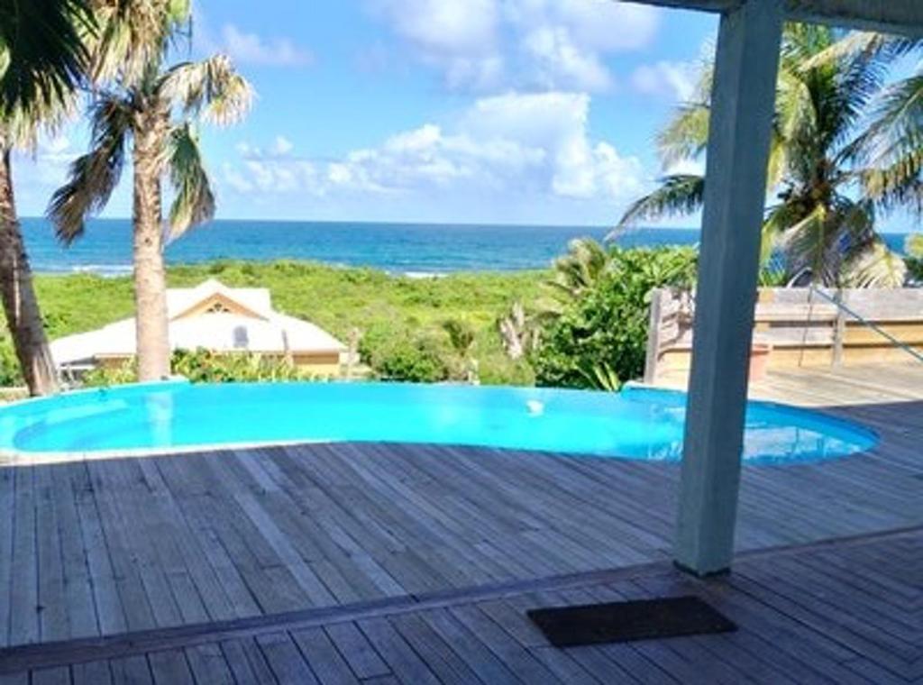 Kolam renang di atau di dekat Villa de 4 chambres a Moule a 50 m de la plage avec vue sur la mer piscine privee et jardin clos