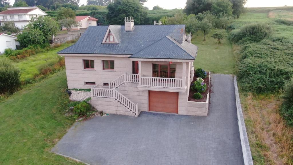 an aerial view of a house with a porch at A casa da Balbina in Betanzos