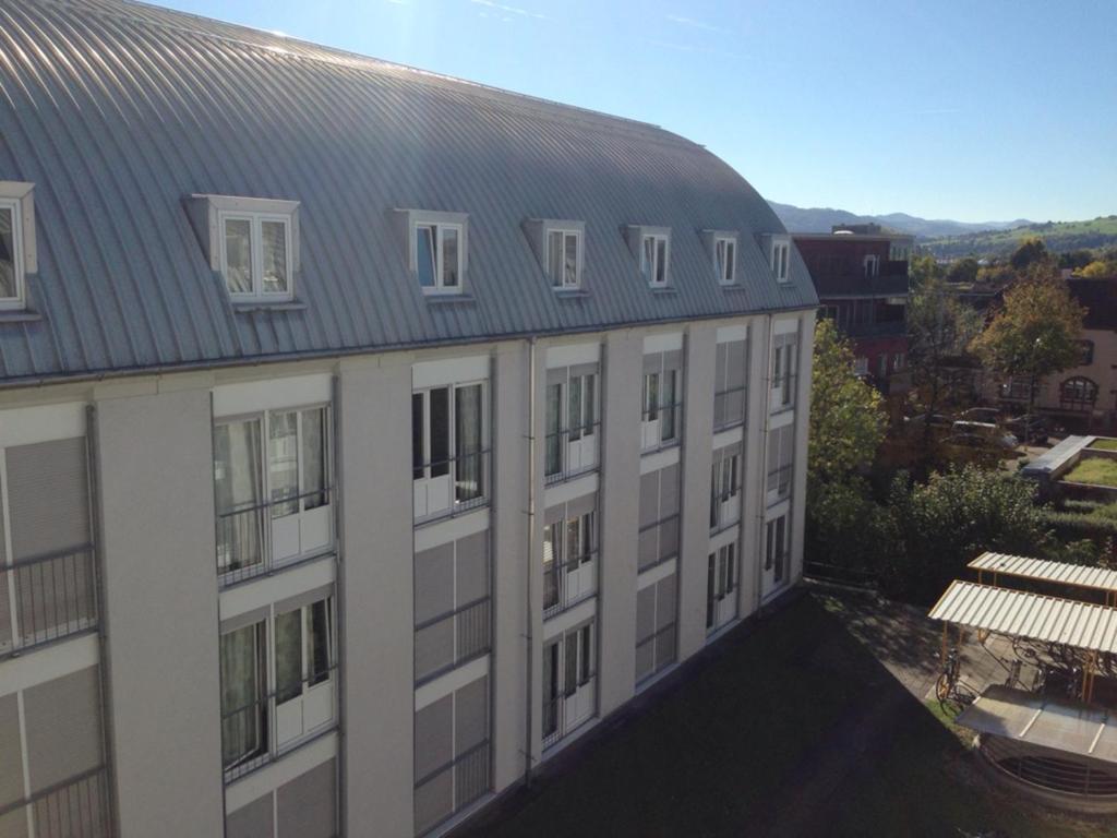 uma vista para o exterior de um edifício com um telhado de metal em Gästehaus des GOETHE-Institut Freiburg em Friburgo em Brisgóvia