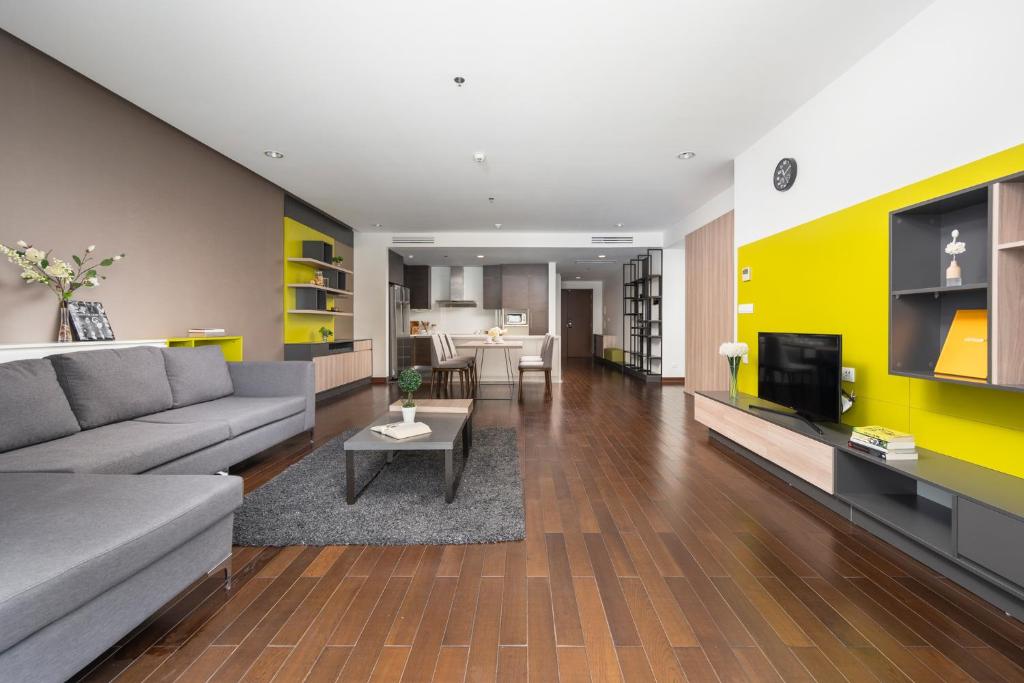 TV a/nebo společenská místnost v ubytování Lancaster Hanoi Service Apartment