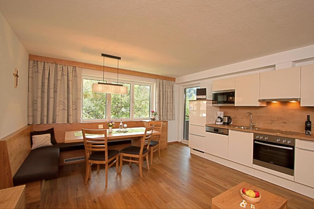 Kuchyň nebo kuchyňský kout v ubytování Apartmenthaus Juen