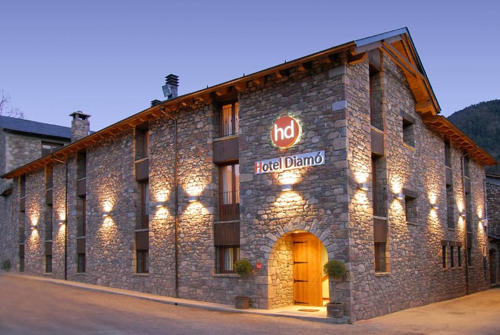 a building with a red diamond sign on it at Hotel Diamó in Castejón de Sos