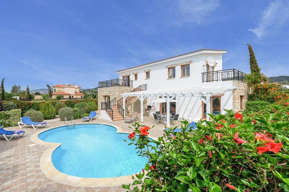 Bazén v ubytování Argaka Beachfront Villa nebo v jeho okolí