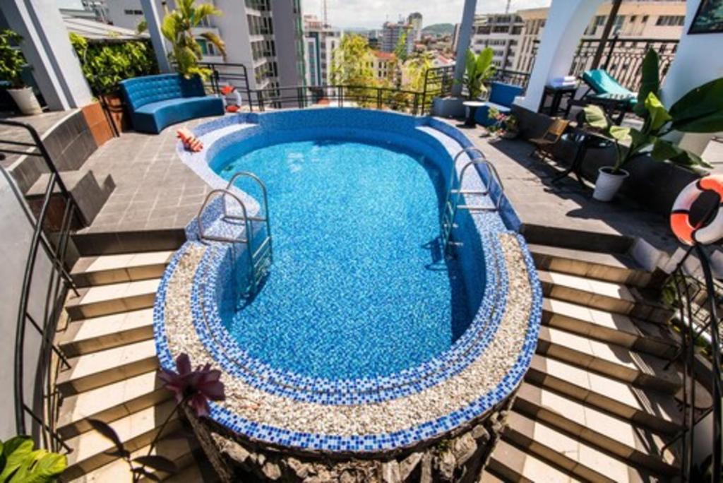 uma piscina sentada em cima de um edifício em The Sunriver Boutique Hotel Hue em Hue