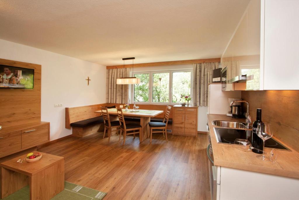 Kuchyň nebo kuchyňský kout v ubytování Apartmenthaus Juen
