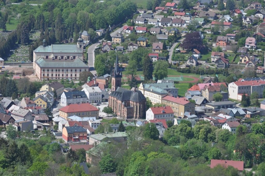Nespecifikovaný výhled na destinaci Vrchlabí nebo výhled na město při pohledu z penzionu
