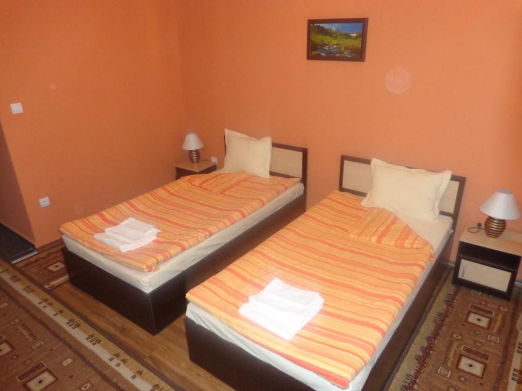 Postel nebo postele na pokoji v ubytování Kestenite Family Hotel