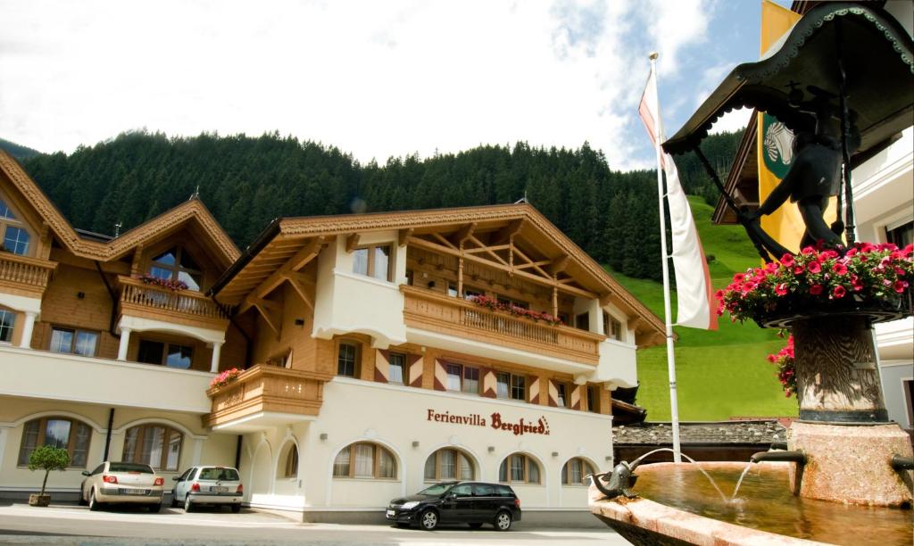 un gran edificio con una fuente frente a él en Ferienvilla Bergfried, en Tux