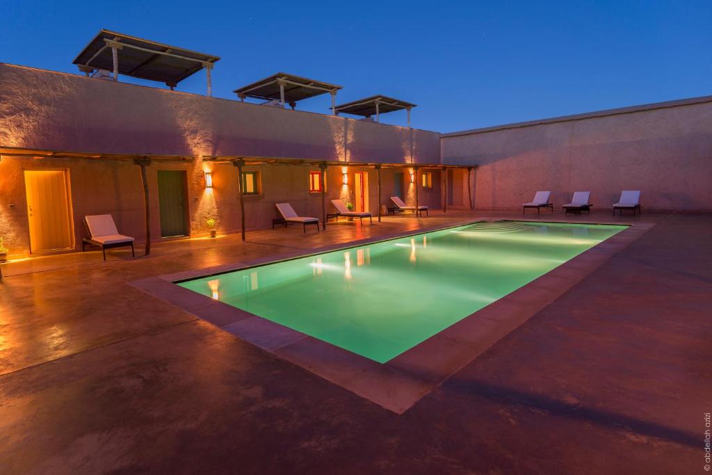 uma piscina no meio de um edifício em Côté Sud em Ouarzazate