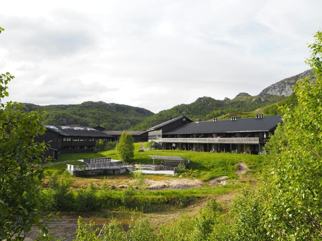 un bâtiment avec des montagnes en arrière-plan dans l'établissement Sirdal Høyfjellshotell, à Fidjeland