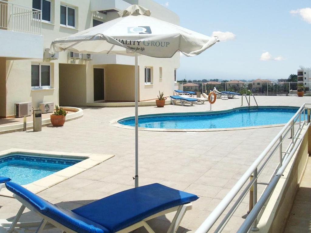 Bazén v ubytování Charming Apartment in Larnaca with Sea View – 73 m² nebo v jeho okolí