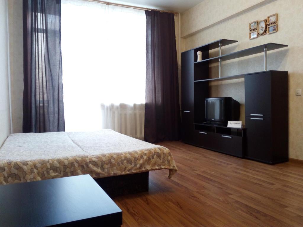 バラシハにあるApartamienty na K. Marksaのベッド2台とテレビが備わるホテルルームです。