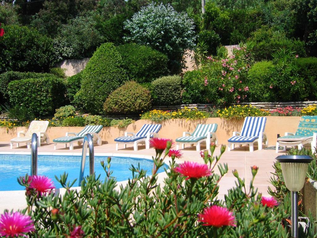 Der Swimmingpool an oder in der Nähe von Villa de 5 chambres avec vue sur la mer piscine privee et jardin clos a Les Issambres a 1 km de la plage