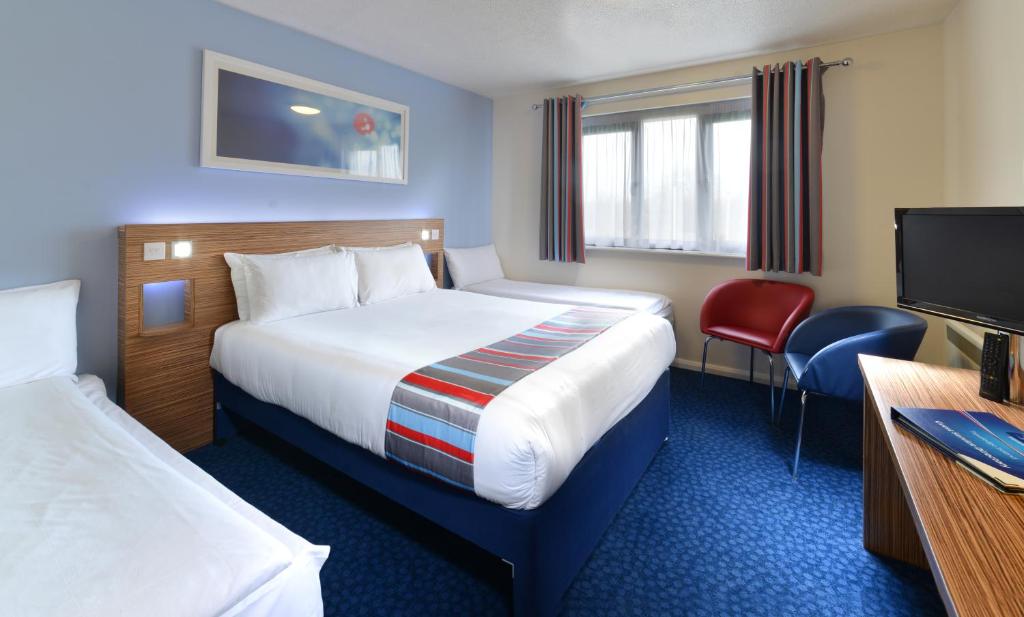 Postel nebo postele na pokoji v ubytování Travelodge Limerick Castletroy