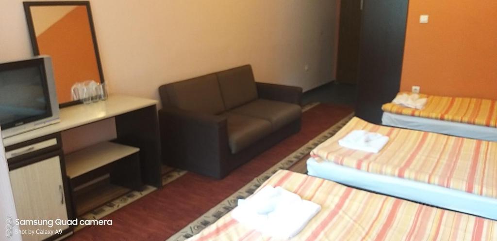 Postel nebo postele na pokoji v ubytování Kestenite Family Hotel