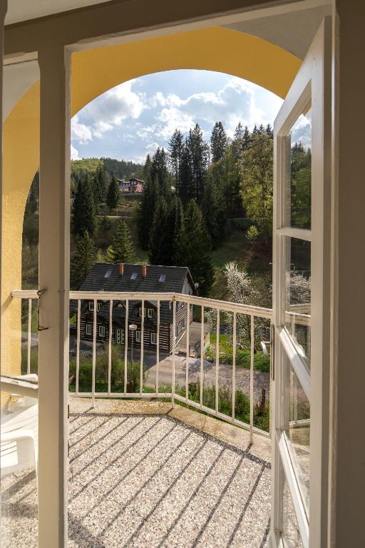 Bellevue - Standard Single Room With Shared Bathroom