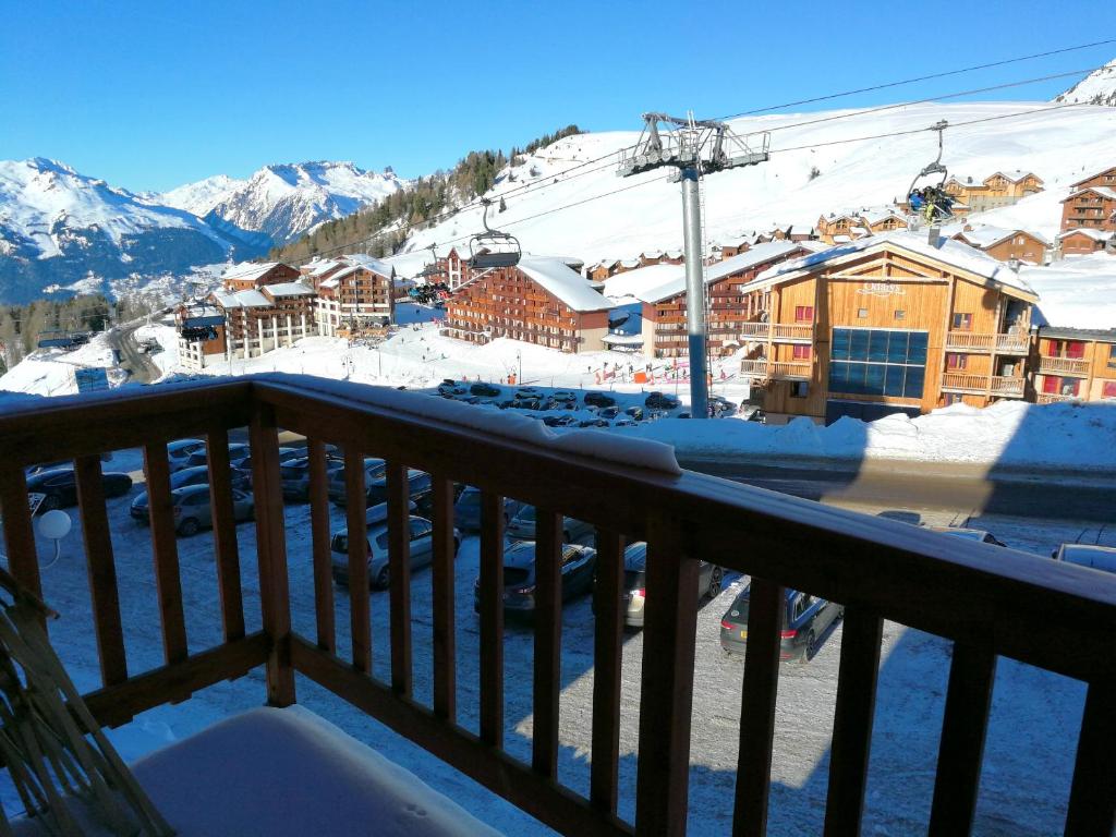 Plagne VillagesにあるStudio a Plagne Village a 10 m des pistes avec balcon amenageのスキー場のバルコニーから景色を望めます。