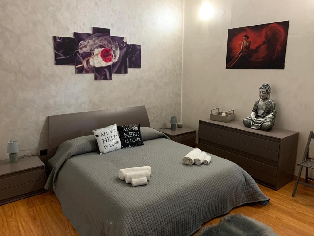 sypialnia z łóżkiem z dwoma pluszakami w obiekcie Appartamento La Regina Del Garda w mieście Peschiera del Garda