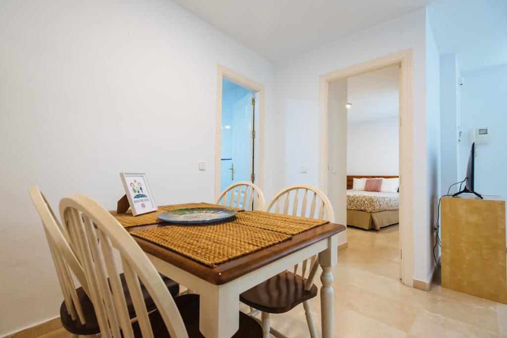 - une table à manger et des chaises dans une pièce dans l'établissement Hostly Lagar Center-Fibre-Parking optional-CLess, à Séville