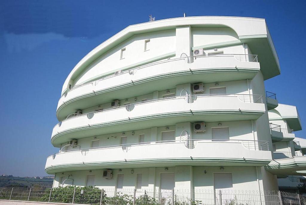 een groot wit gebouw met veel ramen bij Residence Seaside in Tortoreto Lido