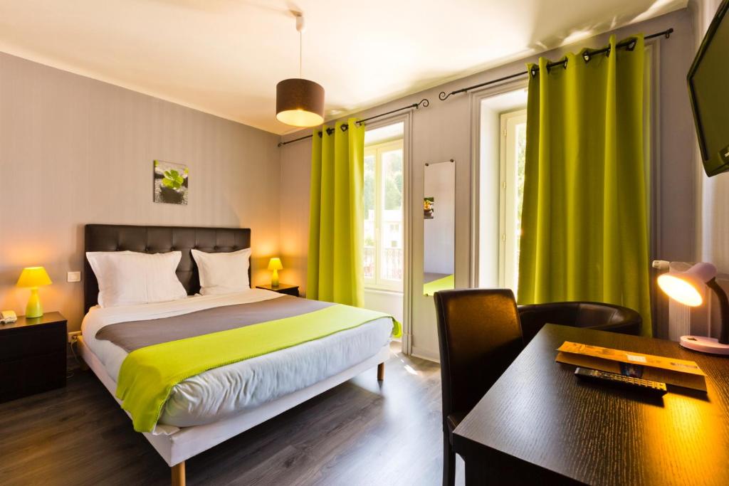 Postel nebo postele na pokoji v ubytování Logis Hotel restaurant de la Poste