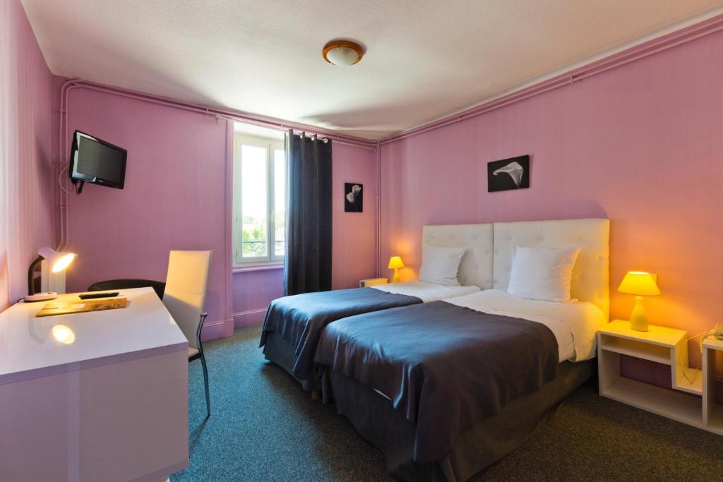 Postel nebo postele na pokoji v ubytování Logis Hotel restaurant de la Poste