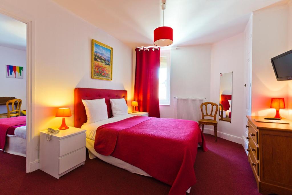 Postel nebo postele na pokoji v ubytování Logis Hotel restaurant de la Poste