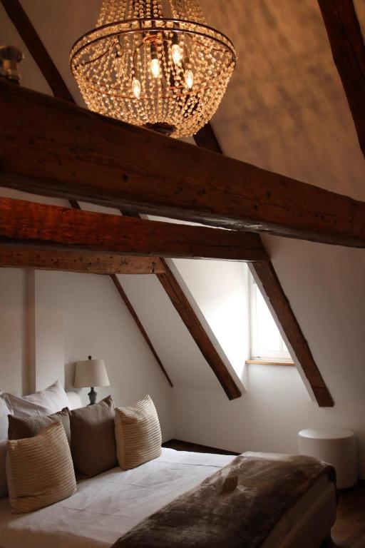Postel nebo postele na pokoji v ubytování L'Ostello Altstadthotel