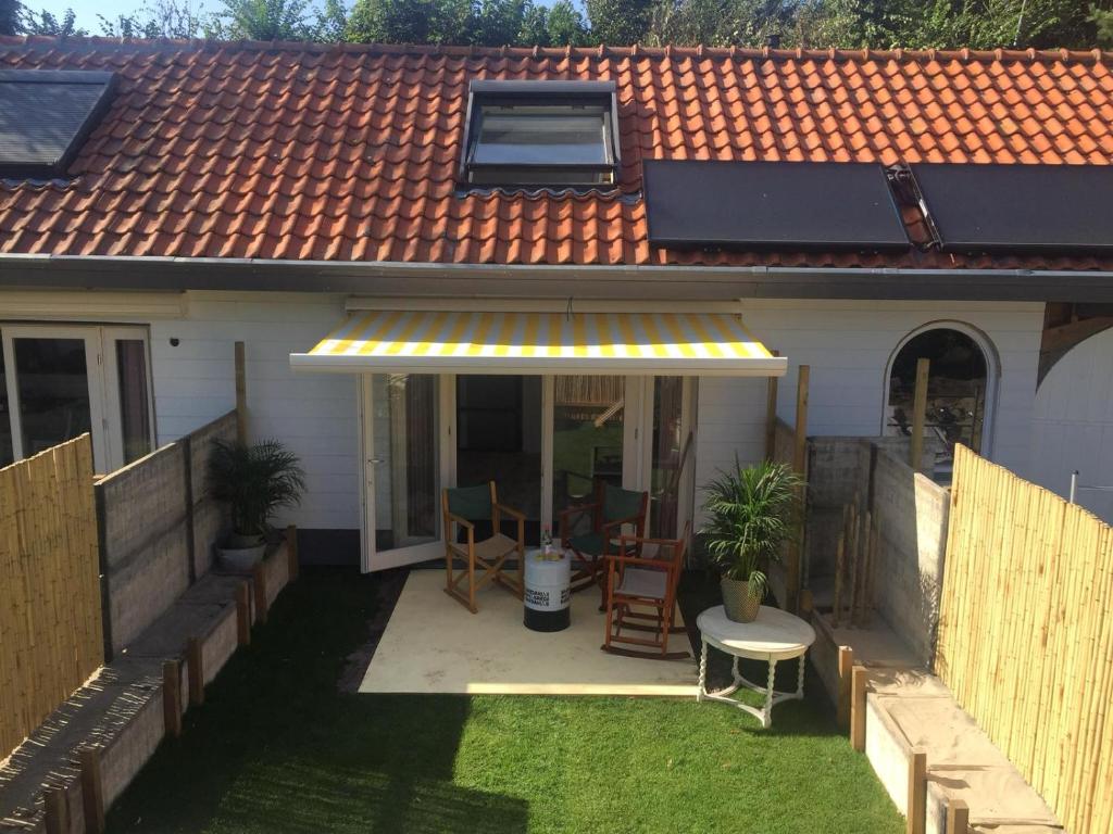 Casa pequeña con patio y techo en Studio ter Duyn, en Ouddorp