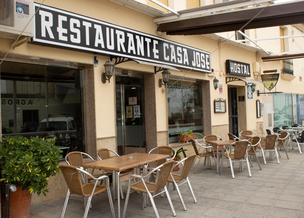 un restaurante con mesas y sillas frente a un edificio en Hostal Casa Jose en Santa Cruz